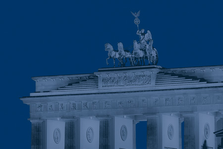 Blau eingefärbtes Bild des Brandenburger Tors in Berlin, Deutschland – ikonisches historisches Wahrzeichen.