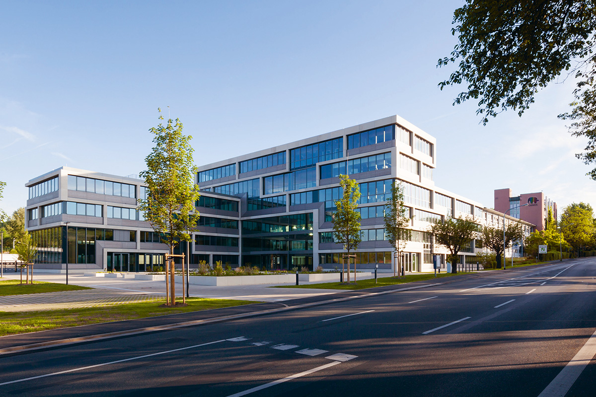 Modernes Bürogebäude mit großen Fenstern, DAW Firmenzentrale in Ober-Ramstadt in einladender Arbeitsumgebung.